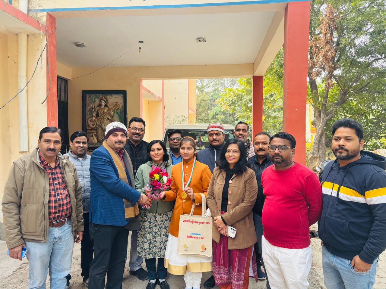 यशस्वी बाल वैज्ञानिक छात्रा पूजा को कार्यालय जिला बेसिक शिक्षा अधिकारी बाराबंकी में पुष्प गुच्छ भेंट कर सम्मानित किया गया