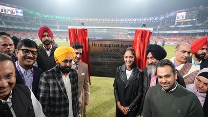 इंडिया विमेंस कैप्टन हरमनप्रीत कौर और पूर्व मेन्स ऑलराउंडर युवराज सिंह के नाम पर स्टैंड का उद्घाटन किया गया
