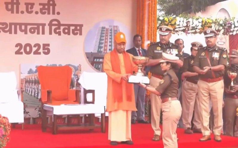औरैया एसपी रह चुकी चारू निगम को मुख्यमंत्री योगी आदित्यनाथ ने चल वैजयन्ती ट्रॉफी से किया सम्मानि