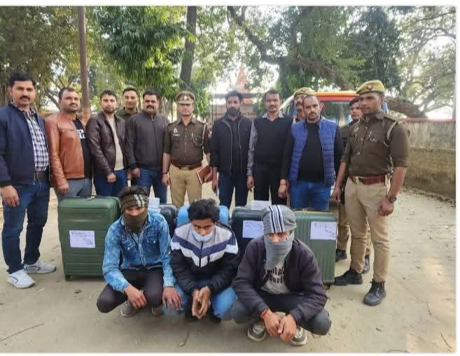 फर्रुखाबाद: पुलिस ने किया अंतर्राज्यीय नशा तस्करी का भंडाफोड़, 12.5 लाख के गांजे के साथ 3 तस्कर गिरफ्तार ।