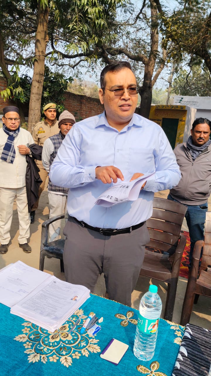 कासगंज :जिला अधिकारी प्रणय सिंह द्वारा किया गया निरीक्षणबूथ लेवल ऑफिसर को दिए निर्देश