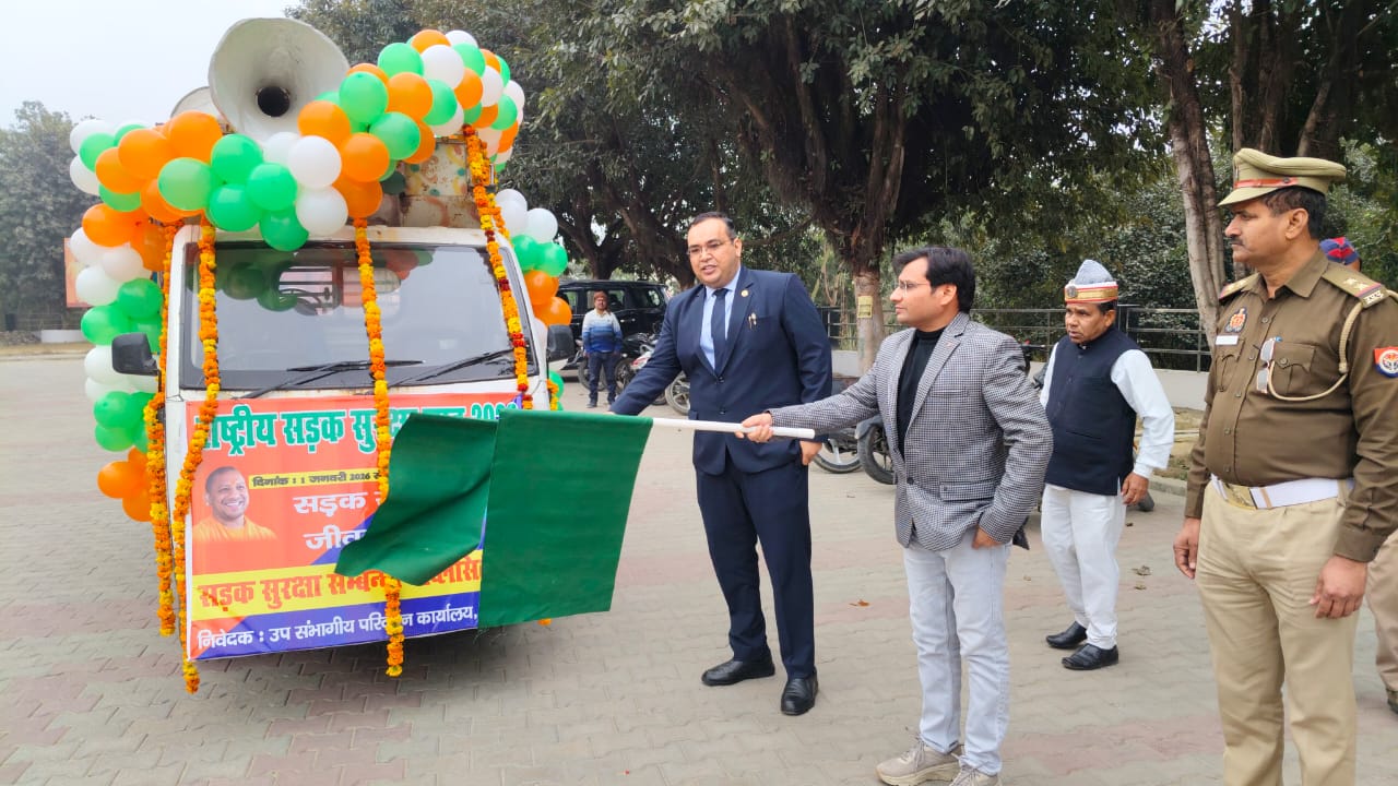 कासगंज:जिलाधिकारी प्रणय सिंह द्वारा राष्ट्रीय सड़क सुरक्षा माह 2026 के अन्तर्गत आज यातायात नियमों के प्रचार-प्रसार के लिए तैयार किए गये पब्लिसिटी वैन को कलैक्ट्रेट परिसर से हरी झण्डी दिखाकर किया रवाना।