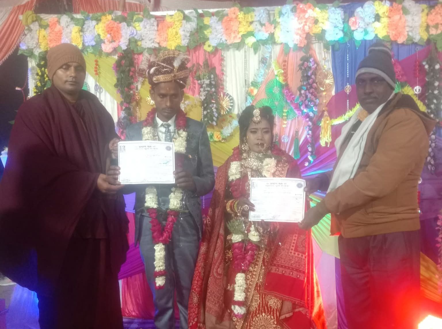 फर्रुखाबाद:बौद्ध रीति से सम्पन्न हुआ दाम्पत्य सूत्र बन्धन संस्कार, नवदम्पति को प्रदान किया गया प्रमाण पत्र।
