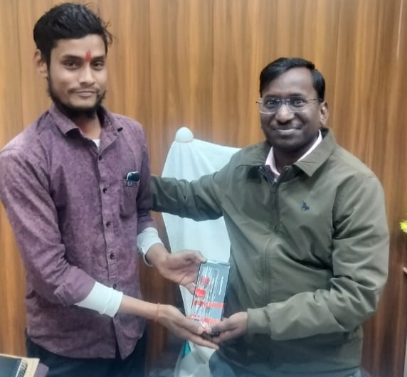 फर्रुखाबाद:नववर्ष पर बाबा टी स्टॉल की अनूठी पहल, अधिवक्ताओं को वितरित किए गए पेन