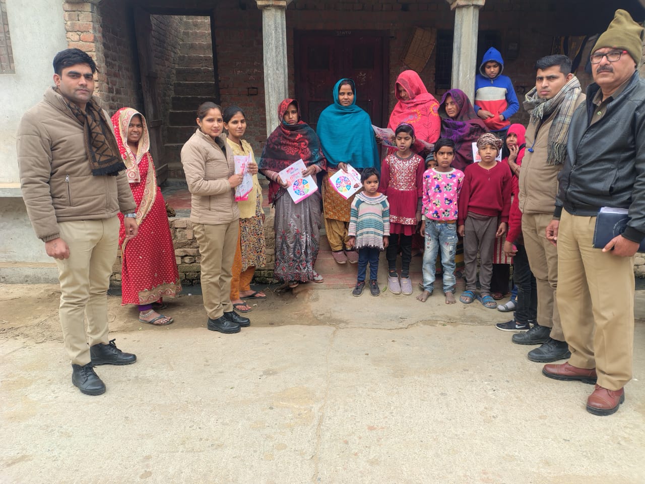 फर्रुखाबाद:थाना नवाबगंज पुलिस ने महिलाओं व बालिकाओं को किया जागरूक, हेल्पलाइन नंबरों की दी जानकारी