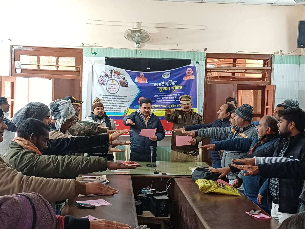 फर्रुखाबाद ग्राम प्रधानों व पंचायत सचिवों को किया गया सड़क सुरक्षा के प्रति जागरूक, ट्रैक्टर-ट्रालियों में रिफ्लेक्टिव टेप लगवाने की अपील
