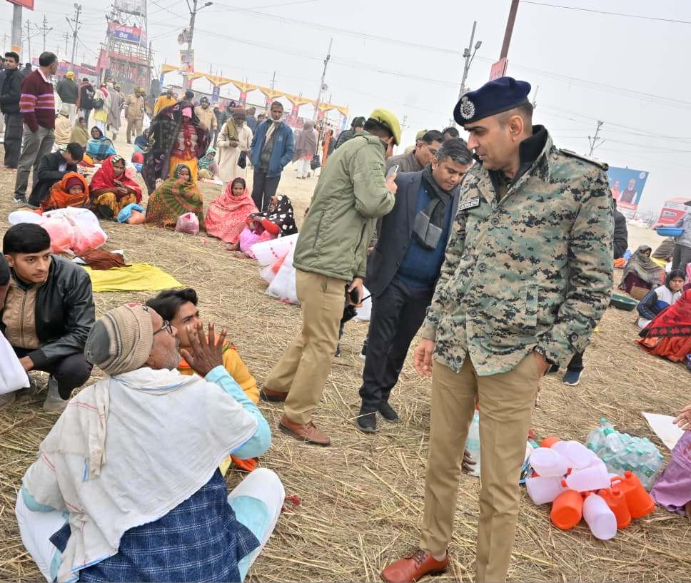 मण्डलायुक्त प्रयागराज द्वारा माघ मेला क्षेत्र का भ्रमण कर स्नान घाटों, आवागमन मार्गों, मेला क्षेत्र के व्यवस्थापन, किला घाट व ड्यूटी में लगे पुलिसबल का निरीक्षण किया गया