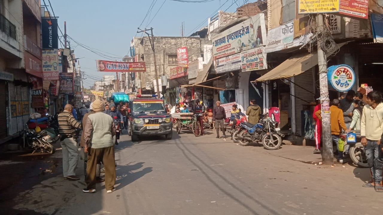 फर्रुखाबाद में संडे मार्केट को लेकर विवाद, पुलिस बल के चलते नहीं लग सका बाजार, सड़कें रहीं सूनी।