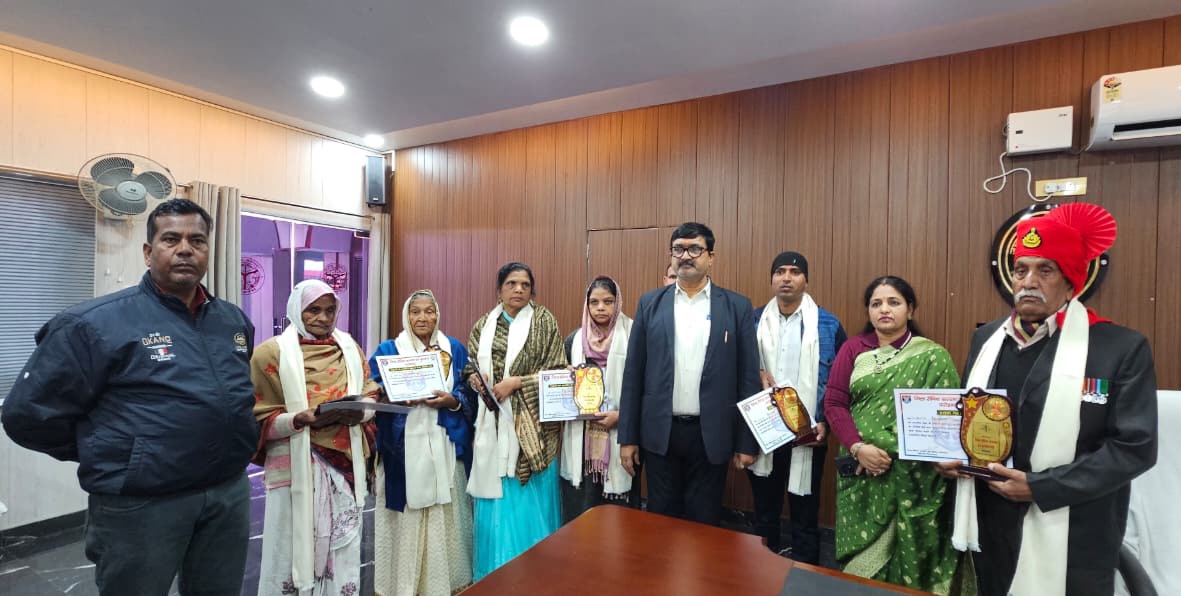 फर्रुखाबाद:जिलाधिकारी आवास पर 10वां वेट्रन्स डे आयोजित, वीर नारियों एवं पूर्व सैनिकों का हुआ सम्मान
