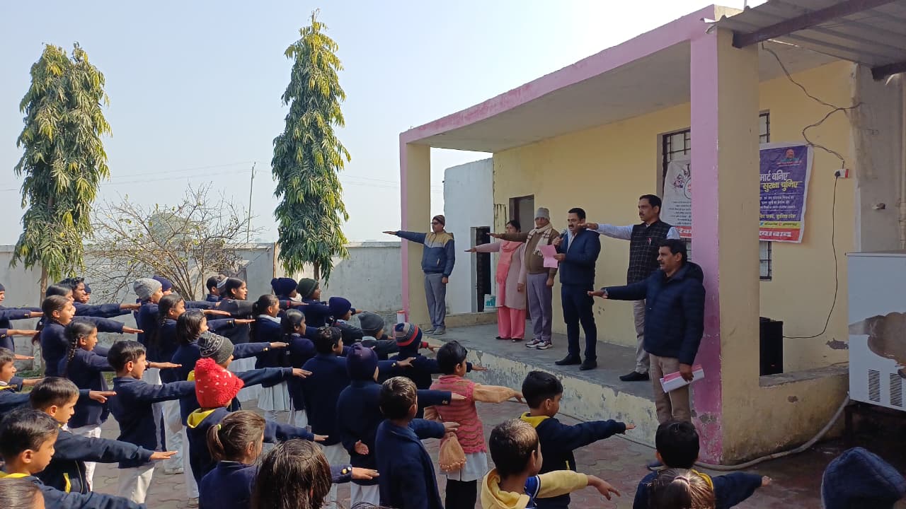 फर्रुखाबाद:सीपी ग्लोबल एकेडमी में सड़क सुरक्षा जागरूकता अभियान, विद्यार्थियों को दिलाई गई शपथ, स्कूल बसों का निरीक्षण