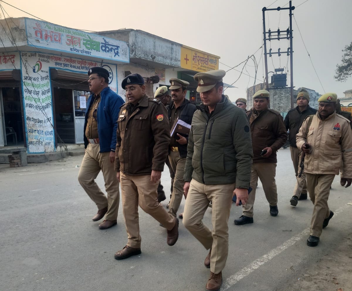 फर्रुखाबाद:थाना कम्पिल क्षेत्र में अपर पुलिस अधीक्षक द्वारा पैदल गश्त, कानून व्यवस्था का लिया जायजा