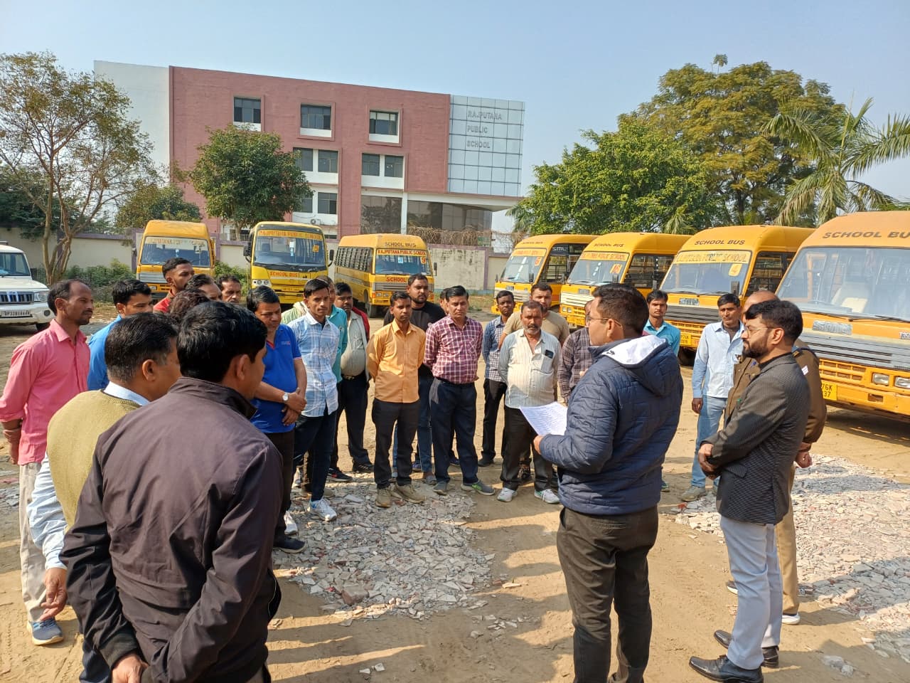 फर्रुखाबाद:सड़क सुरक्षा माह के अंतर्गत स्कूल वाहन चालकों को किया गया जागरूक, बसों का निरीक्षण कर की गई कार्रवाई