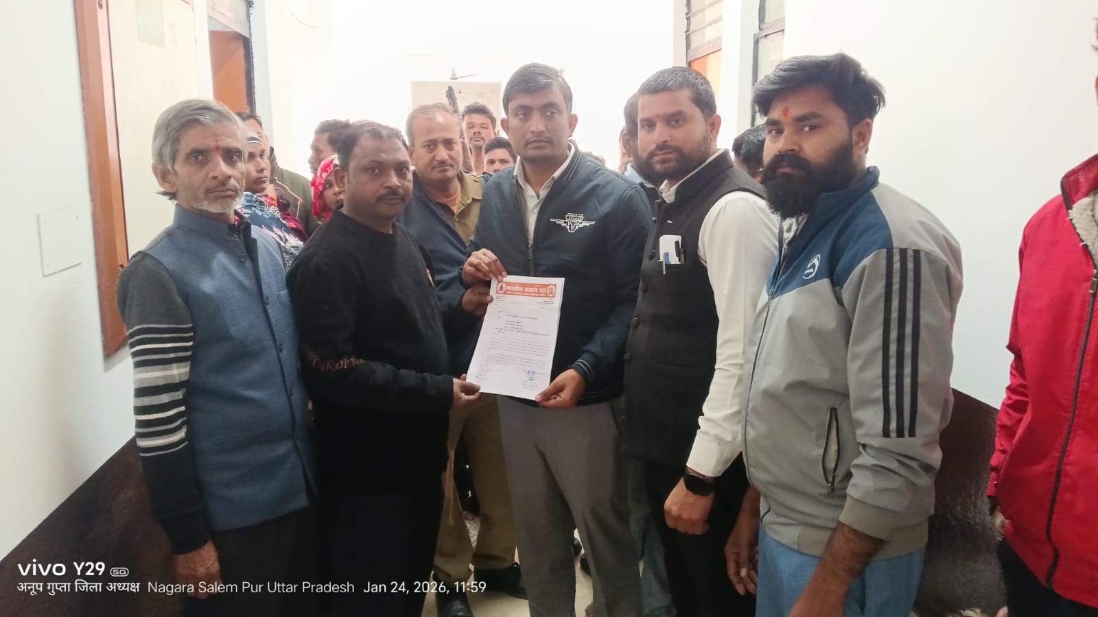 लखीमपुर खीरी : भारतीय बजरंग दल ने मंदिर के सामने  अवैध मीट मुर्गा दुकानों को हटाने की उठाई मांग,सौंपा ज्ञापन