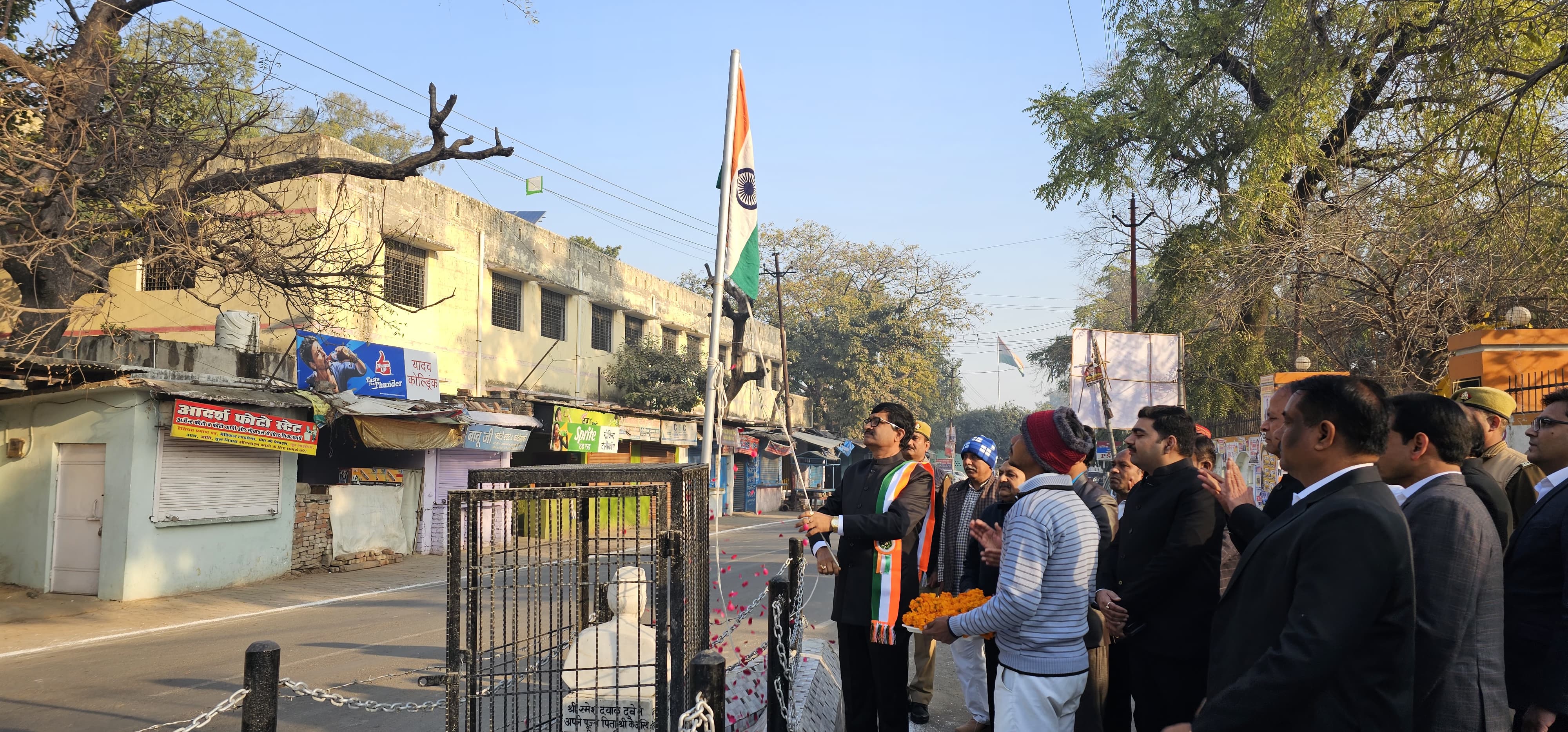 फर्रुखाबाद:77वें गणतंत्र दिवस पर डीएम आशुतोष कुमार द्विवेदी ने कलेक्ट्रेट में किया ध्वजारोहण, जनपद में हर्षोल्लास के साथ मनाया गया राष्ट्रीय पर्व