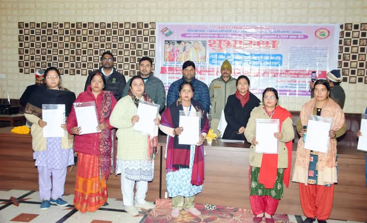 लखीमपुर खीरी : मतदाता सूची का ड्राफ्ट जारी, डीएम ने सुपरवाइजर बीएलओ को किया सम्मानित