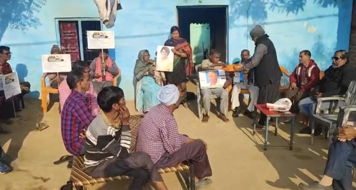 लखीमपुर खीरी : राष्ट्रीय महासचिव प्रियंका गांधी के जन्मदिन पर ग्रामीण श्रमिकों से मिले जिलाध्यक्ष, मुंह मीठा कराकर मनाया जन्मदिन