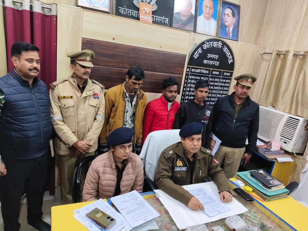 कासगंज सर्विलांस व एसओजी की संयुक्त टीम द्वारा अपराध एवं अपराधियों के विरुद्ध की गयी बड़ी कार्यवाही, विभिन्न आपराधिक गतिविधियों में संलिप्त 12 शातिर अभि0गण गिरफ्तार