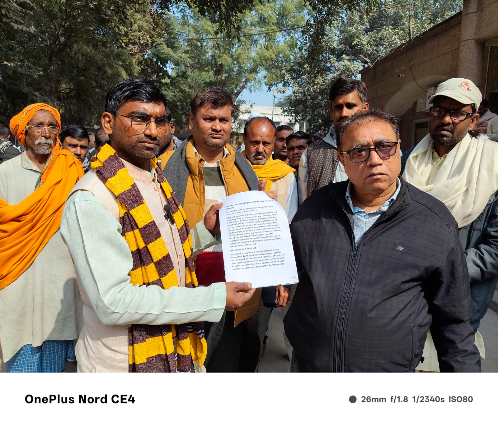 बांदा -अन्ना जानवरों की समस्या के समाधान हेतु कमिश्नर व जिलाधिकारी से मिले किसान