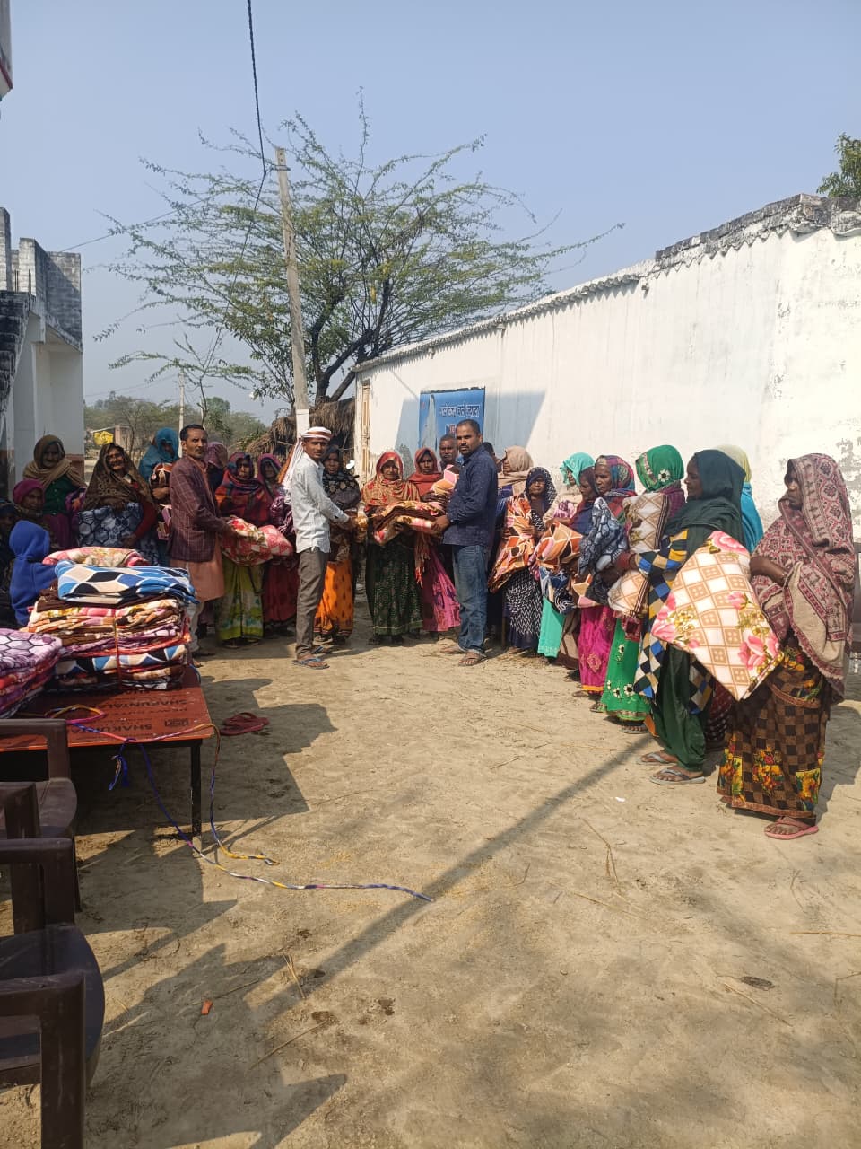 रायबरेली :ऊंचाहार विकास खंड रोहिनिया क्षेत्र के ग्राम पंचायत रायपुर ग्राम प्रधान सौरभ यादव के सौजन्य से बांटे गए 100 कंबल