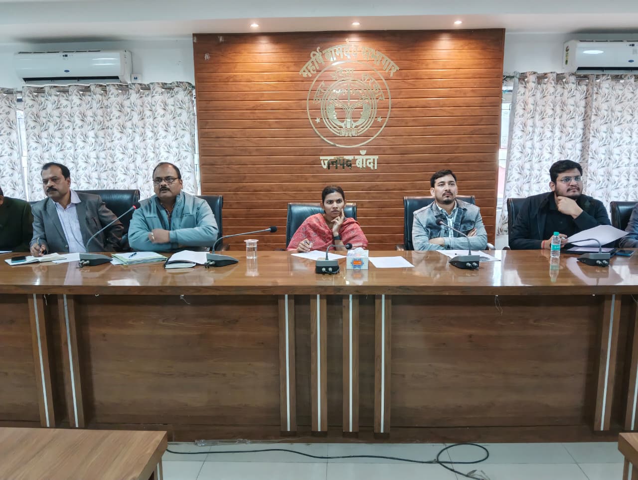जिलाधिकारी बाॅदा श्रीमती जे0 रीभा की अध्यक्षता में आगामी माह फरवरी में दिनांक 15 से 17 फरवरी, 2026 को प्रस्तावित कालिन्जर महोत्सव के आयोजन की तैयारियों सेे सम्बन्धित बैठक सम्पन्न हुई