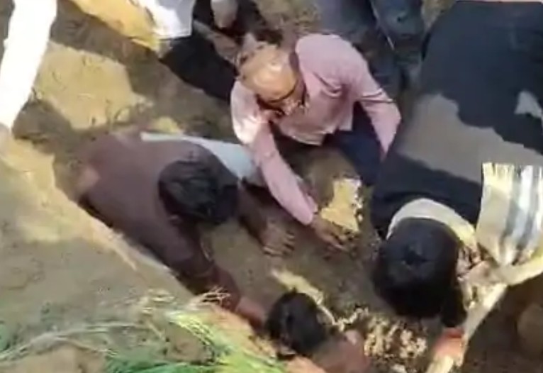 मैनपुरी में मिट्टी धंसने से 11 वर्षीय किशोर की मौत