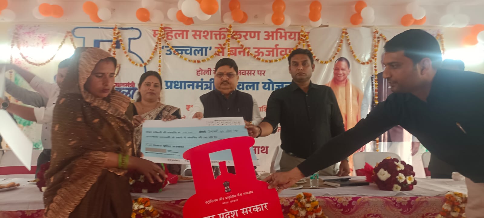 कासगंज :जिला पंचायत अध्यक्ष रत्नेश कश्यप ने पांच लाभार्थियों को उज्जवला निशुल्क गैस सिलेंडर सब्सिडी का चेक वितरण किया