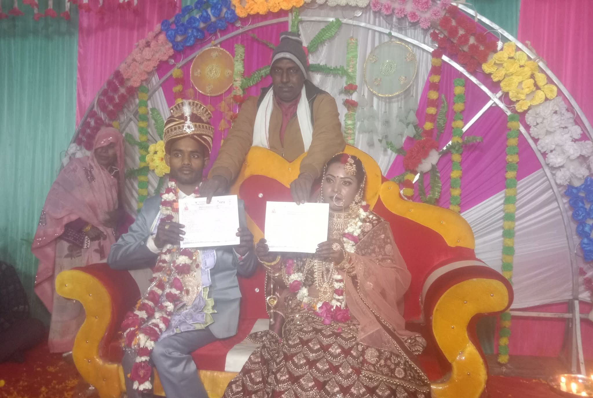 फर्रुखाबाद: बौद्ध रीति से सम्पन्न हुआ पुष्पेन्द्र व ज्योती का दाम्पत्य संस्कार, धर्मपाल बौद्ध ने प्रदान किया प्रमाण पत्र