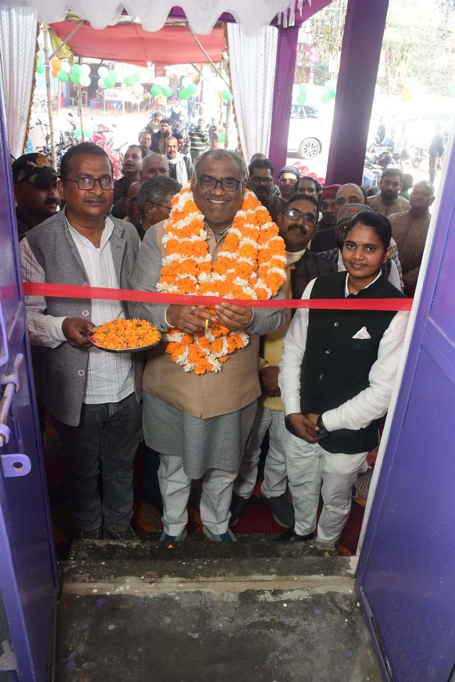 उत्तर प्रदेश सरकार में खेल एवं युवा कल्याण राज्य मंत्री गिरीश चंद्र यादव ने जौनपुर में बेस्ट कोचिंग क्लासेस का किया उद्घाटन