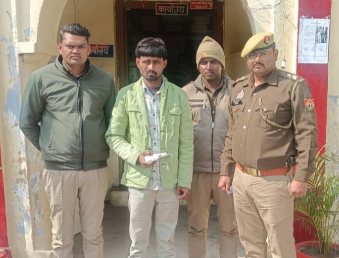 फर्रुखाबाद: पुलिस की बड़ी कार्रवाई, एक अभियुक्त तमंचा व जिंदा कारतूस सहित गिरफ्तार