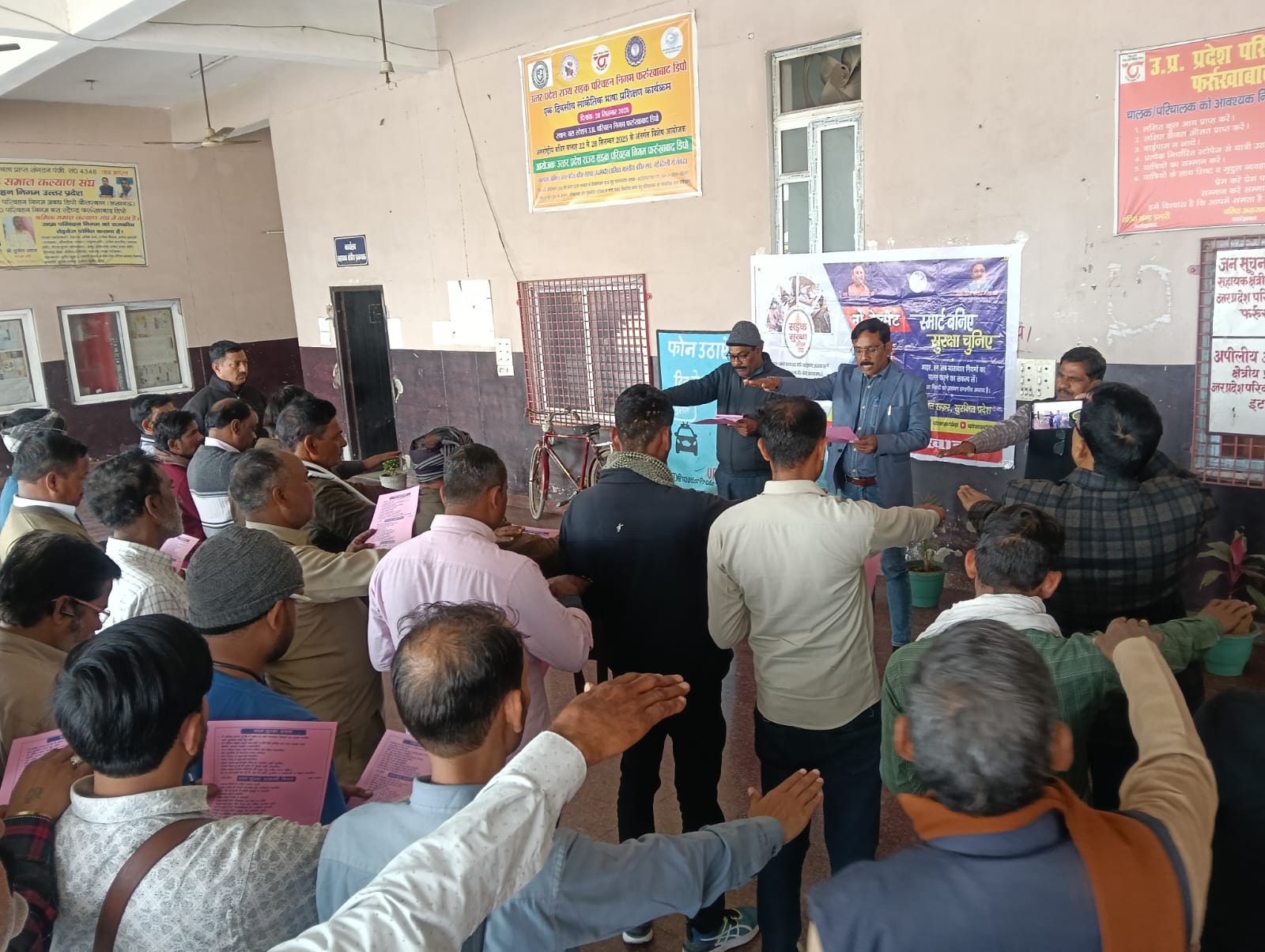 फर्रुखाबाद:रोडवेज बसों की फिटनेस जांच, चालकों-परिचालकों को दिलाई गई सड़क सुरक्षा शपथ