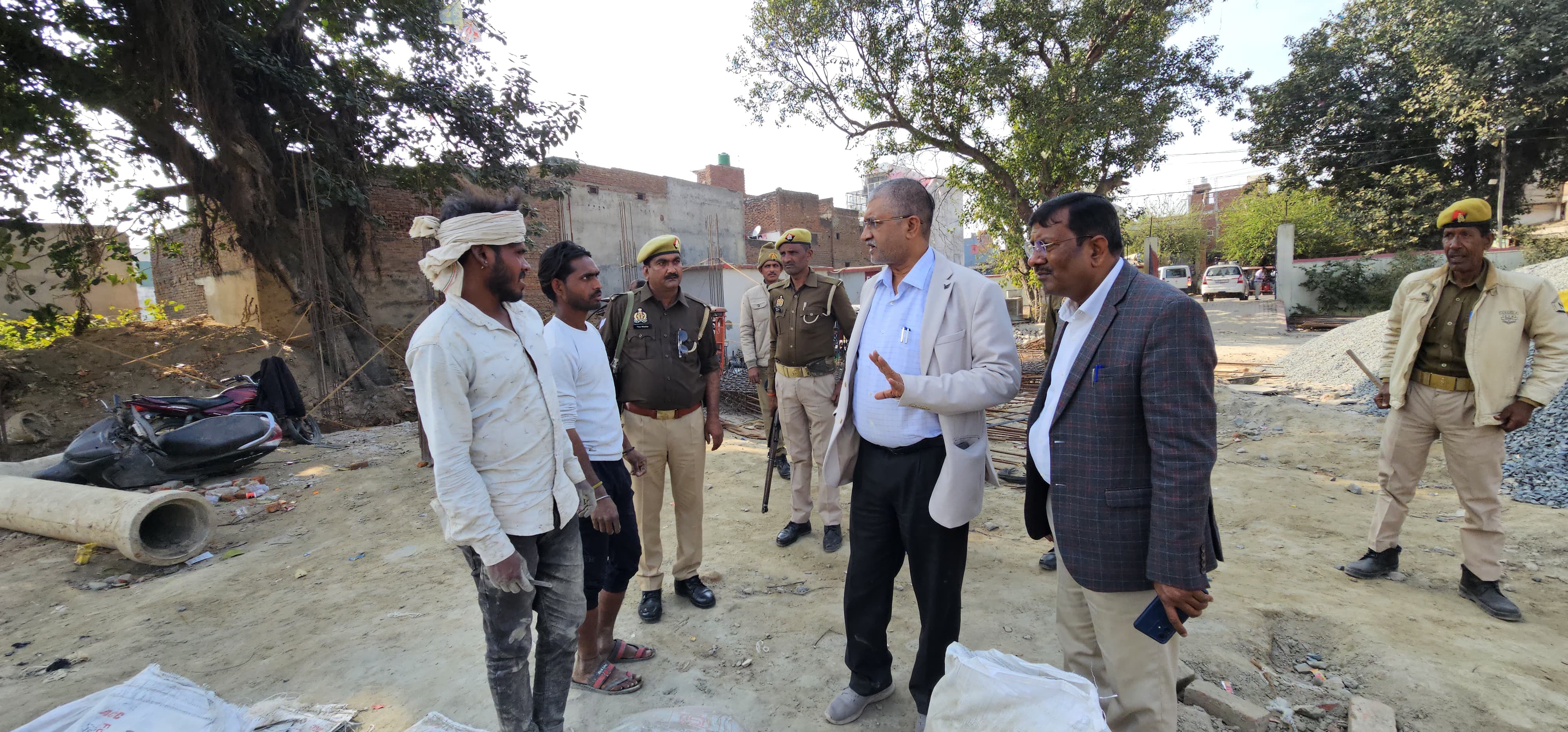 फर्रुखाबाद: निर्माणाधीन थाना कादरीगेट भवन का जिलाधिकारी ने किया निरीक्षण, गुणवत्ता परखा