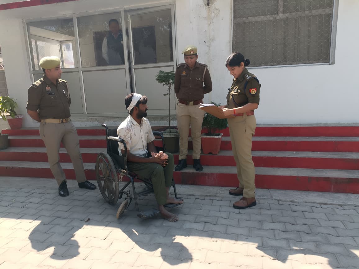 फर्रुखाबाद:जनसुनवाई में संवेदनशील पहल: एसपी आरती सिंह ने दिव्यांग व्यक्ति की समस्या सुनी, दिए त्वरित समाधान के निर्देश