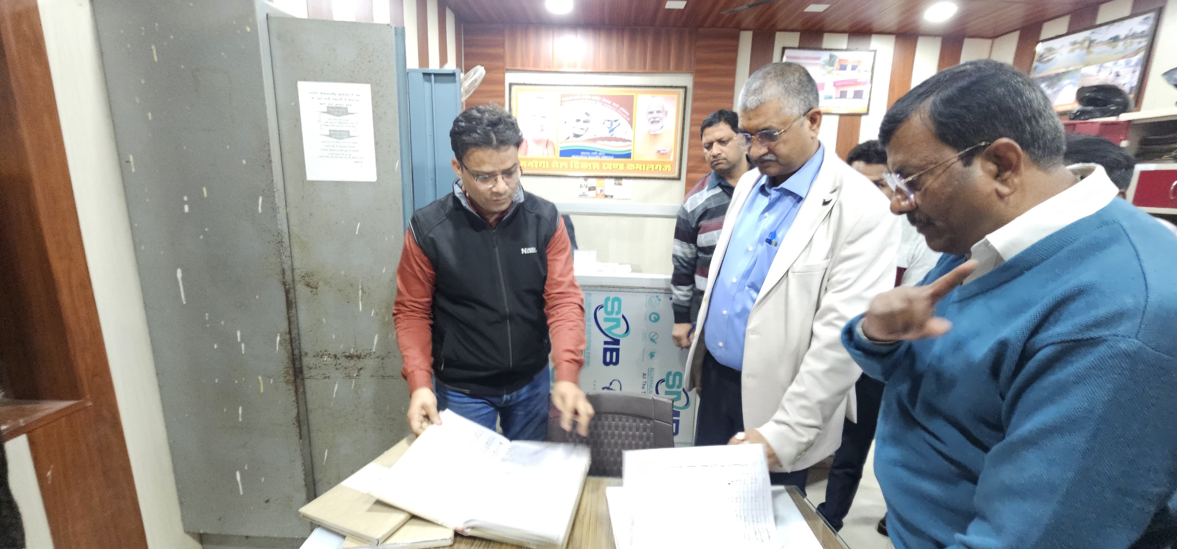 फर्रुखाबाद:कमालगंज विकासखंड कार्यालय का निरीक्षण, योजनाओं के समयबद्ध क्रियान्वयन पर जोर