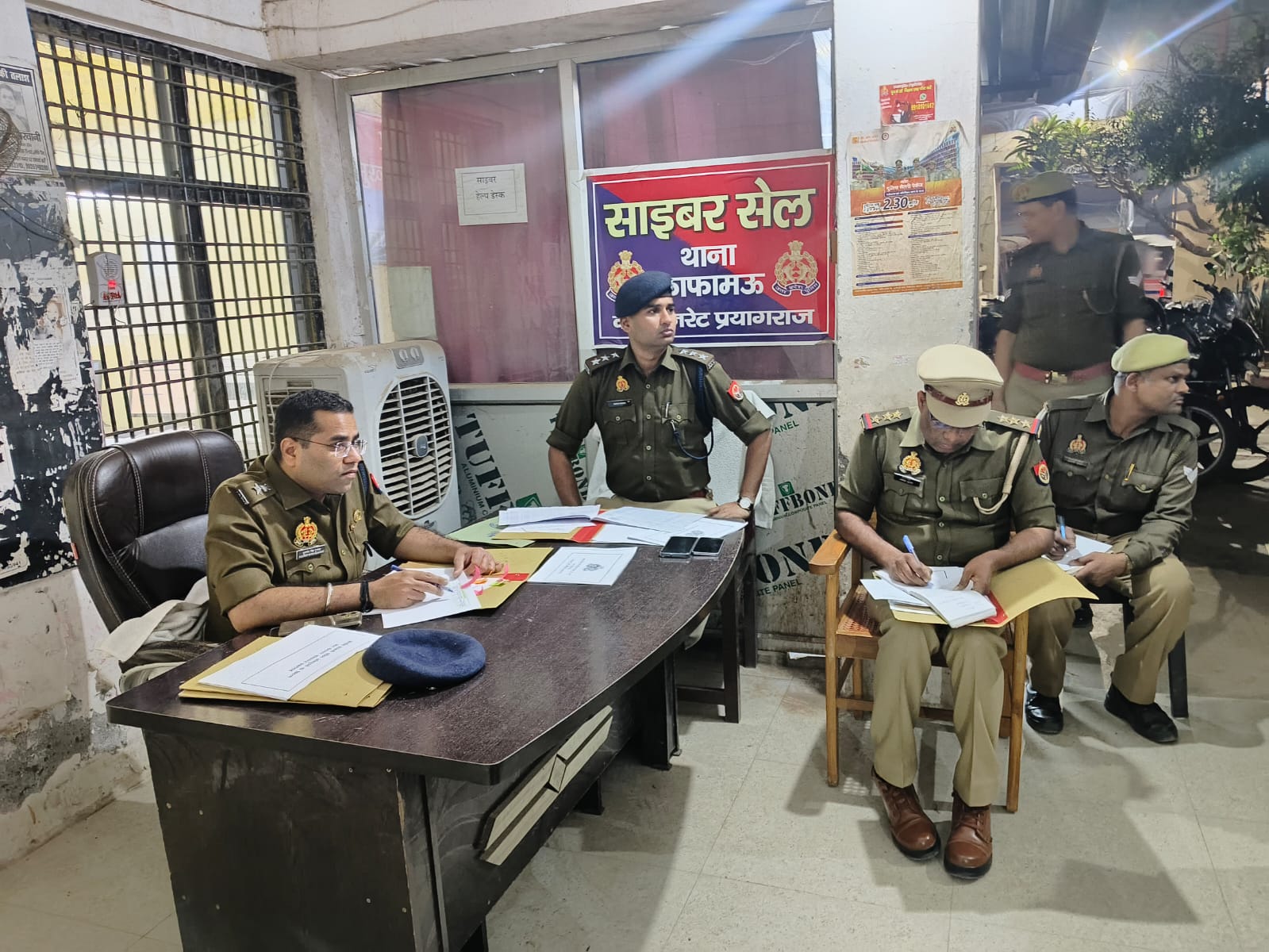प्रयागराज : पुलिस उपायुक्त गंगानगर द्वारा थाना फाफामऊ के विवेचकों के साथ अर्दली रूम की बैठक आयोजित की गई