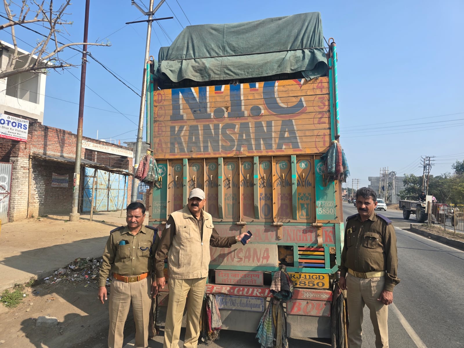 फर्रुखाबाद में सघन चेकिंग अभियान: ओवरलोडिंग में 2 ट्रक सीज, रिफ्लेक्टिव टेप न होने पर 3 वाहन जब्त
