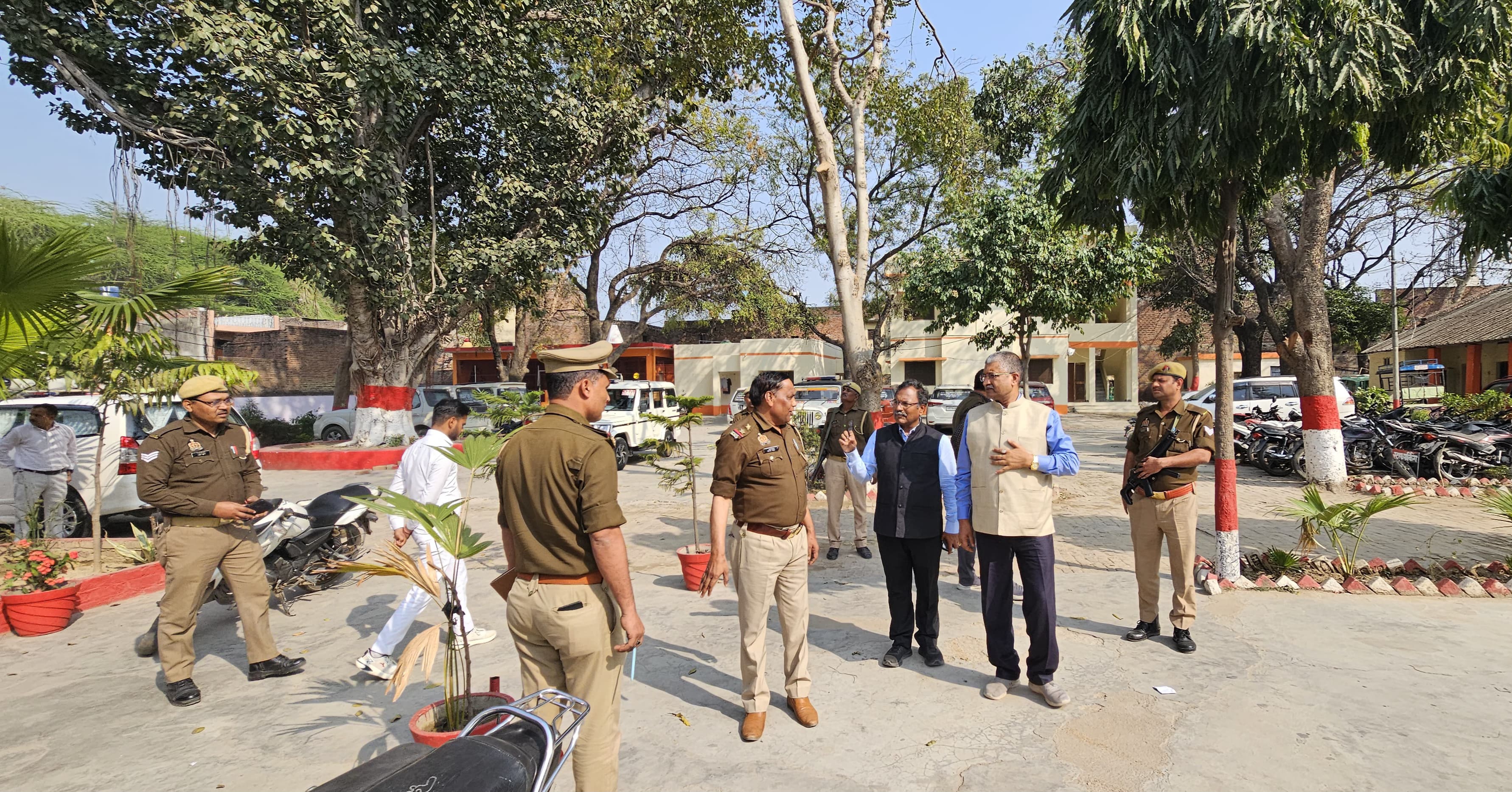 फर्रूखाबाद में थाना मऊदरवाजा का निरीक्षण, समयबद्ध शिकायत निस्तारण के दिए निर्देश