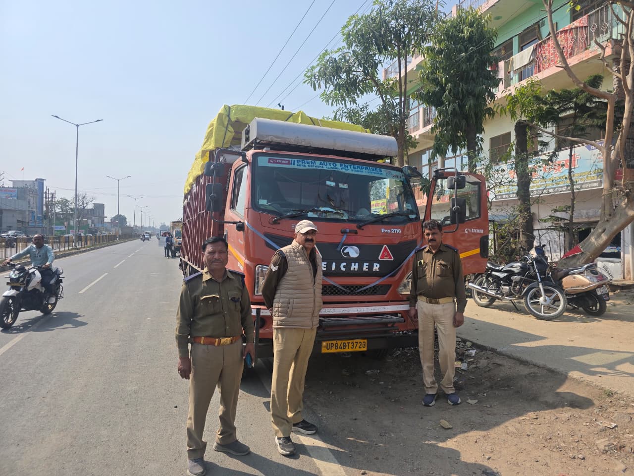 फर्रूखाबाद:ओवरलोड ट्रकों व स्कूली वैन पर बड़ी कार्रवाई, 5 वाहन सीज – 1.56 लाख रुपये जुर्माना