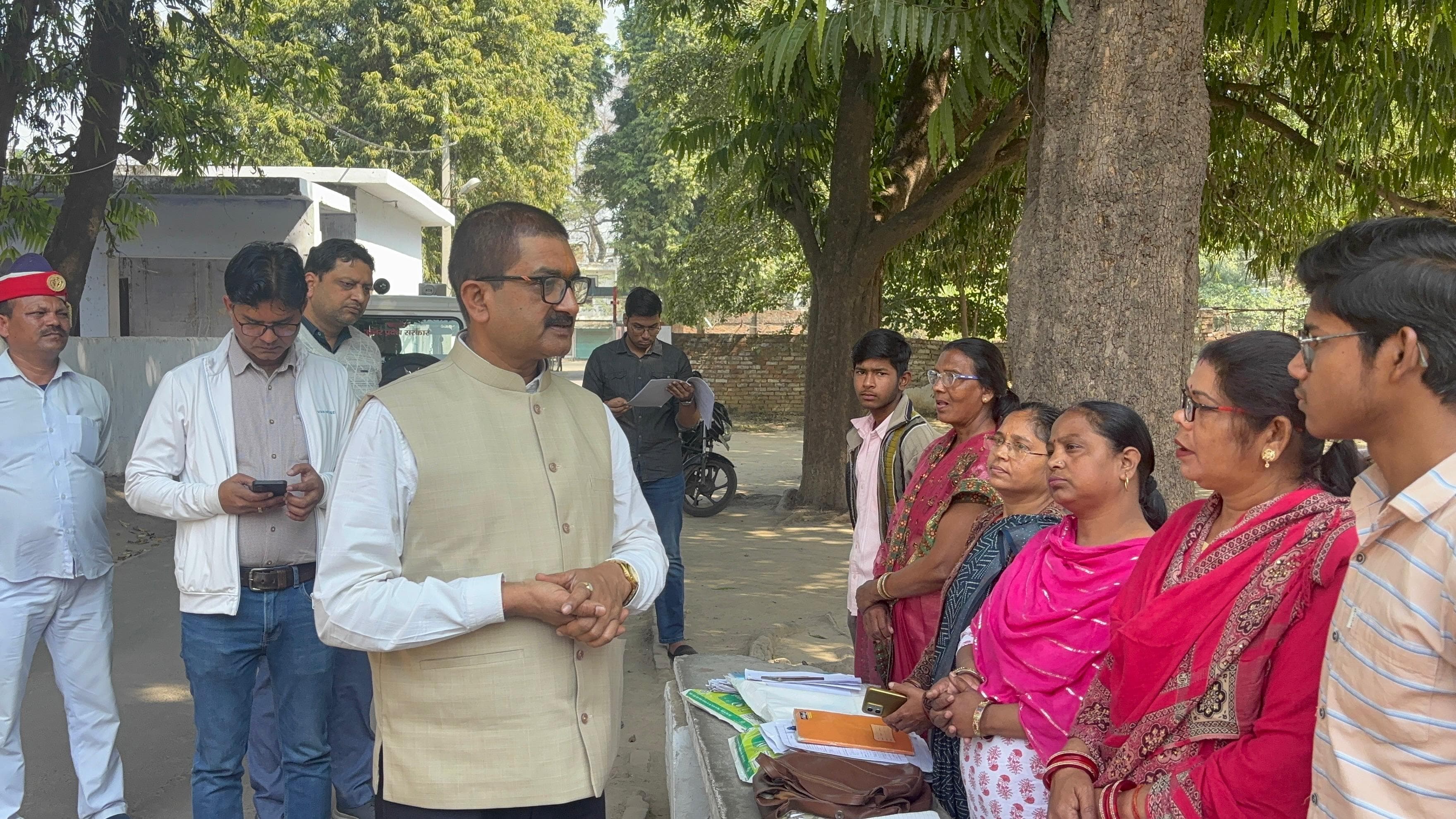 फर्रुखाबाद में विशेष प्रगाढ़ पुनरीक्षण अभियान के तहत जिलाधिकारी का सघन निरीक्षण