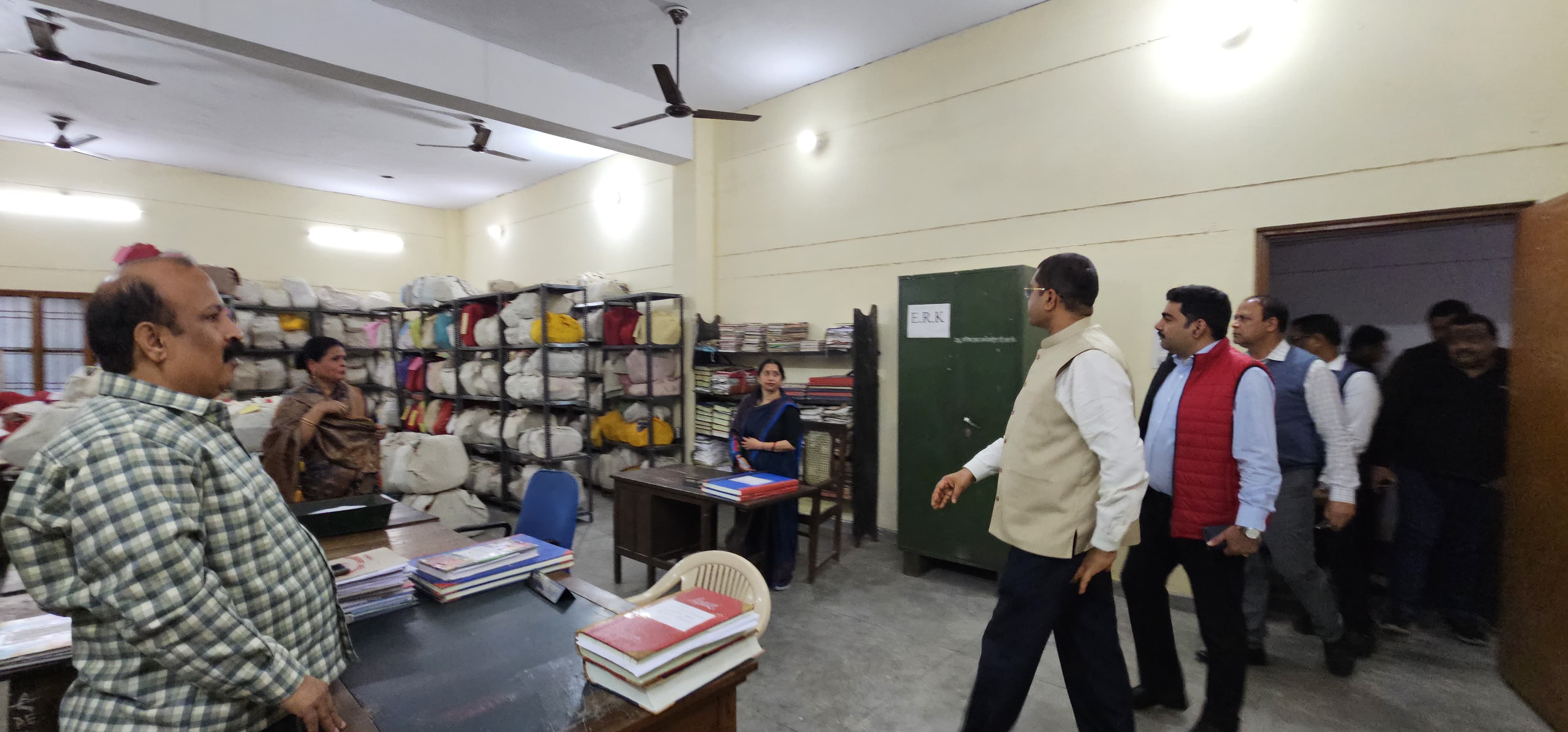 फर्रुखाबाद कलेक्ट्रेट का औचक निरीक्षण: लंबित प्रकरणों के शीघ्र निस्तारण के निर्देश