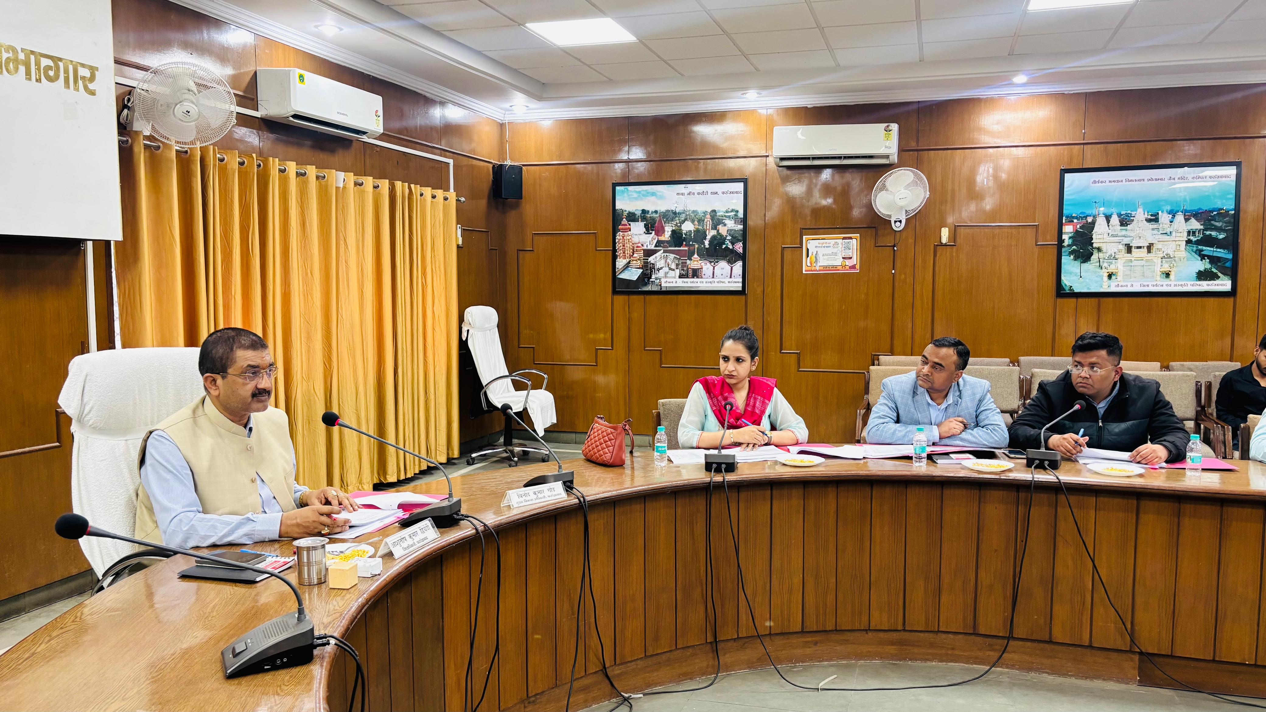 फर्रुखाबाद:मुख्यमंत्री युवा उद्यमी योजनाओं की प्रगति पर जिलाधिकारी ने की सख्त समीक्षा, बैंकों को युद्धस्तर पर ऋण वितरण के निर्देश