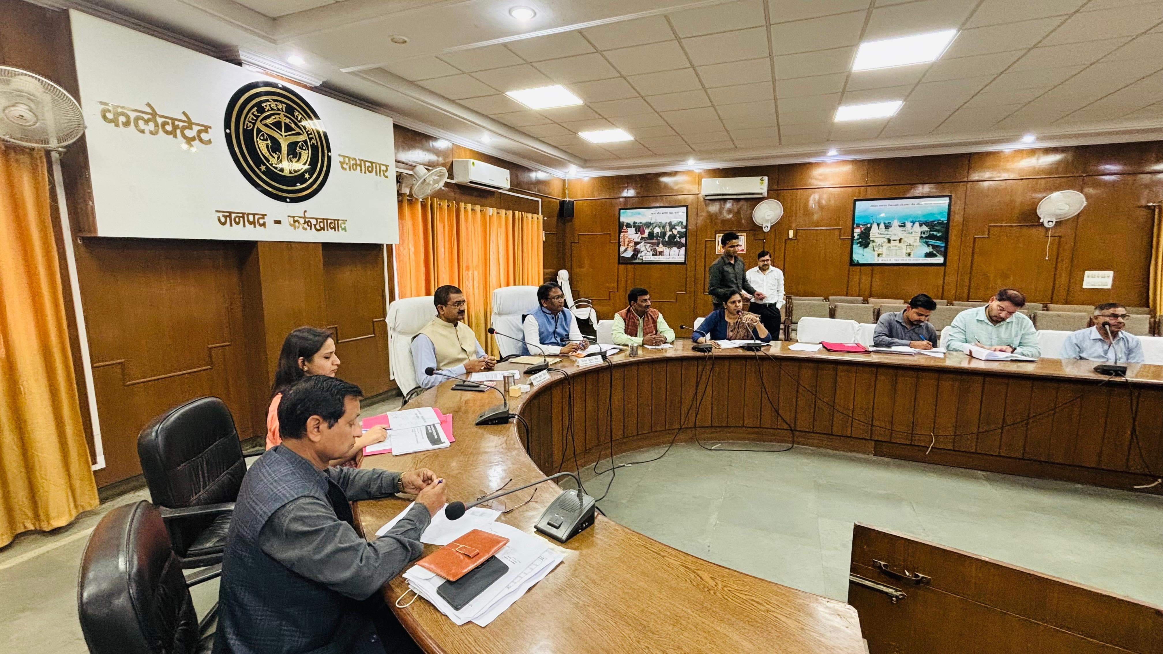 फर्रुखाबाद में “प्रधानमंत्री विकसित भारत रोजगार योजना” की समीक्षा बैठक, युवाओं को रोजगार से जोड़ने पर जोर