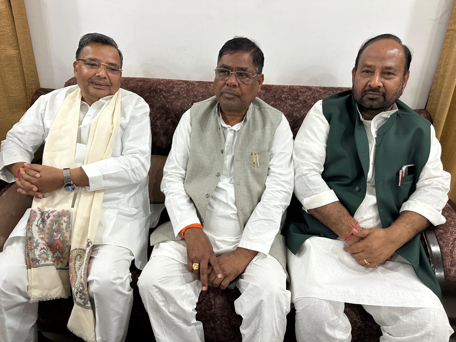 फर्रुखाबाद:प्रभारी मंत्री ठाकुर जयवीर सिंह का जनपद आगमन, पीडब्ल्यूडी गेस्ट हाउस में कार्यकर्ताओं संग की बैठक