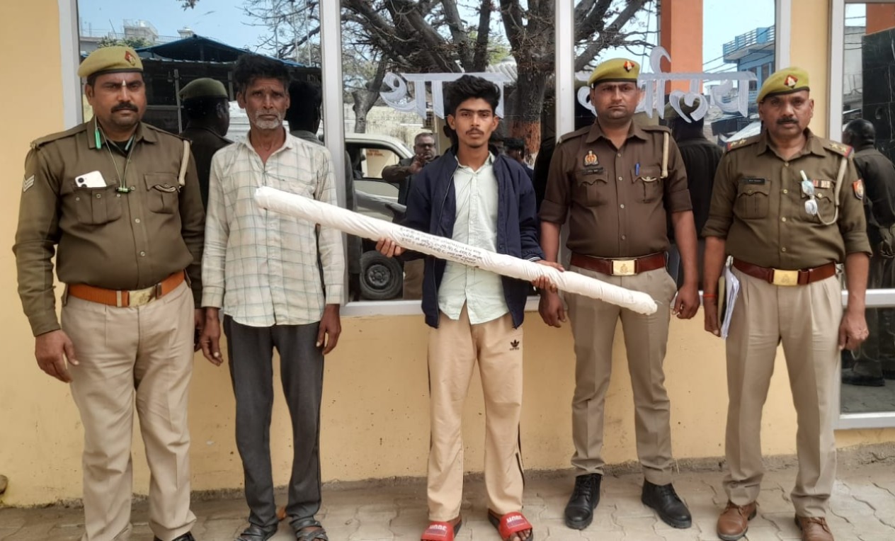 फर्रुखाबाद:नवाबगंज पुलिस की बड़ी कार्रवाई: हत्या के मामले में वांछित दो आरोपी आलाकत्ल सहित गिरफ्तार