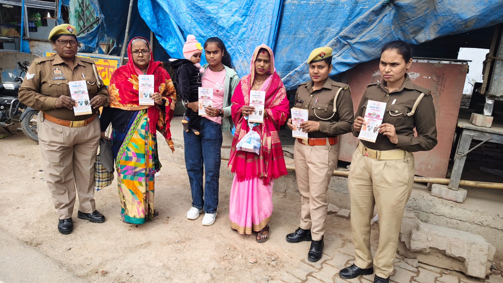 फर्रूखाबाद:मिशन शक्ति 5.0 के तहत एंटी रोमियो टीम ने महिलाओं व बालिकाओं को किया जागरूक