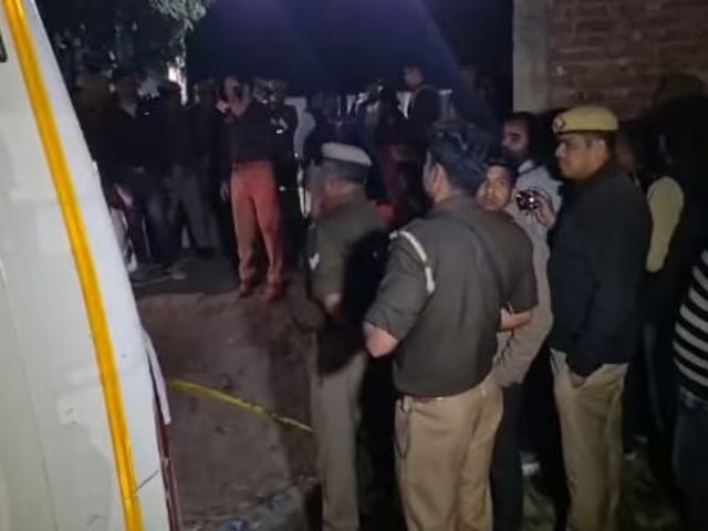 कासगंज में एक कमरे से मिले 5 शव, फंदे से झूल रहा था पति, पत्नी का गला कटा, बच्चों को जहर देने का शक