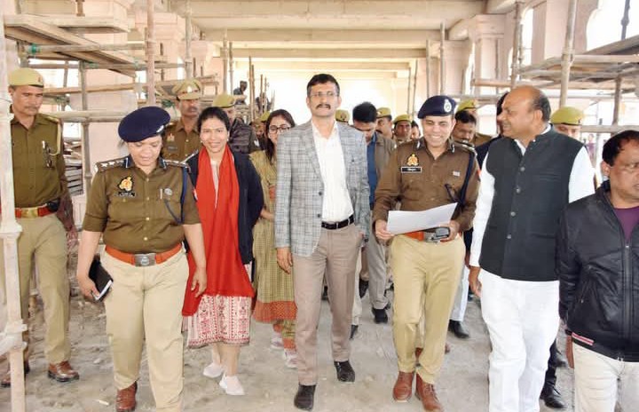 लखीमपुर खीरी : कमिश्नर आईजी ने महाशिवरात्रि पर्व को लेकर पौराणिक शिव मंदिर का किया निरीक्षण