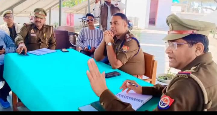 लखीमपुर खीरी : निघासन थाना परिसर में आगामी त्योहारों को लेकर पीस कमेटी की बैठक, सौहार्द बनाए रखने पर जोर