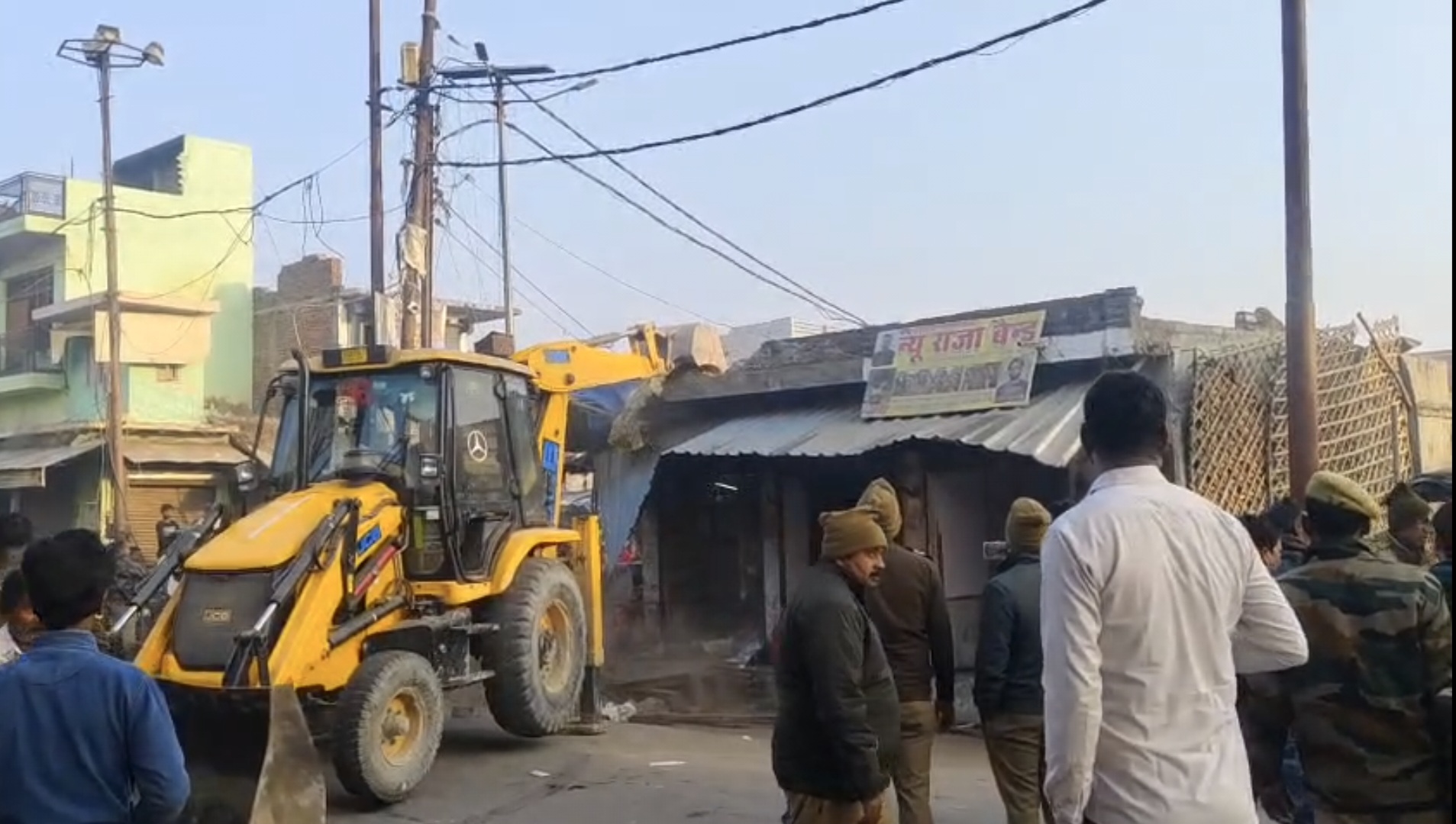 फर्रुखाबाद:कम्पिल में अवैध गतिविधियों पर प्रशासन की बड़ी कार्रवाई, कंप्यूटर सेंटर पर चला बुल्डोजर