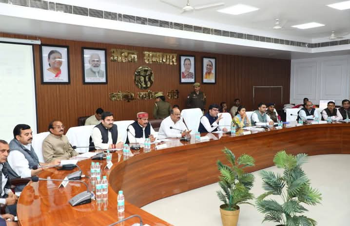लखीमपुर खीरी : प्रभारी मंत्री ने खीरी में की योजनाओं की समीक्षा, डीएम की पहल की सराहना