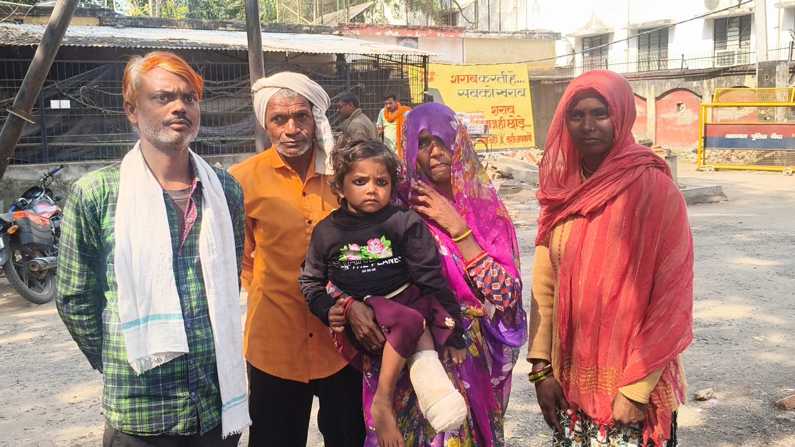 बांदा - जिलाधिकारी कार्यालय पहुंचे पीड़ित परिवार ने जिलाधिकारी को लिखित शिकायत पत्र देकर न्याय की गुहार लगाई